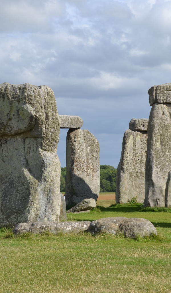 Каменное сооружение  стоунхендж под небом с облаками 