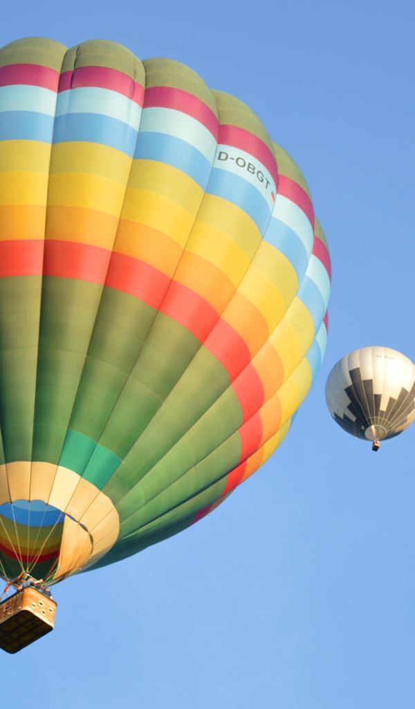 Два больших воздушных шара в голубом небе 