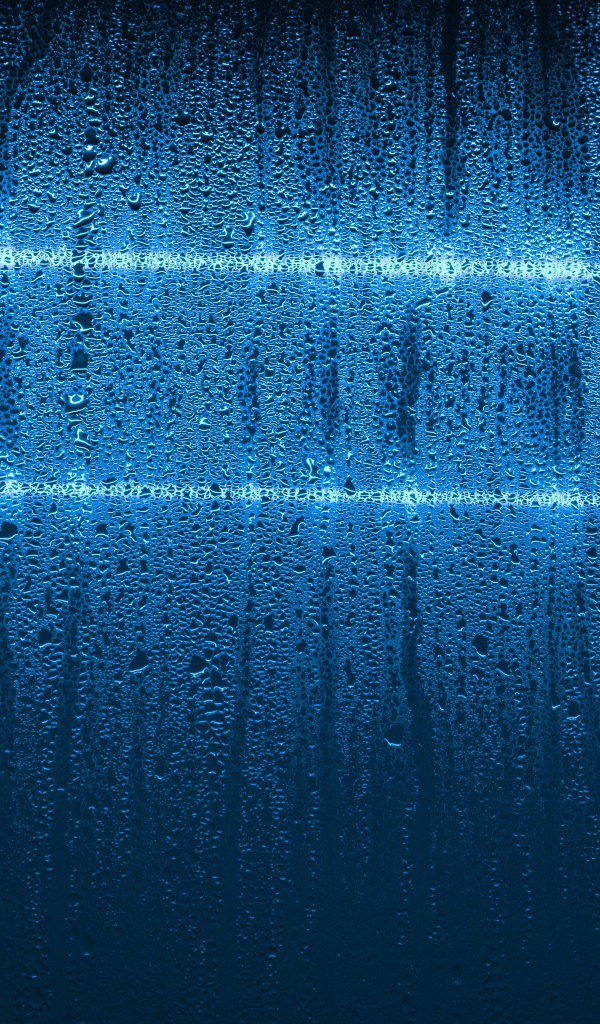 Мокрая голубая стена с белыми линиями