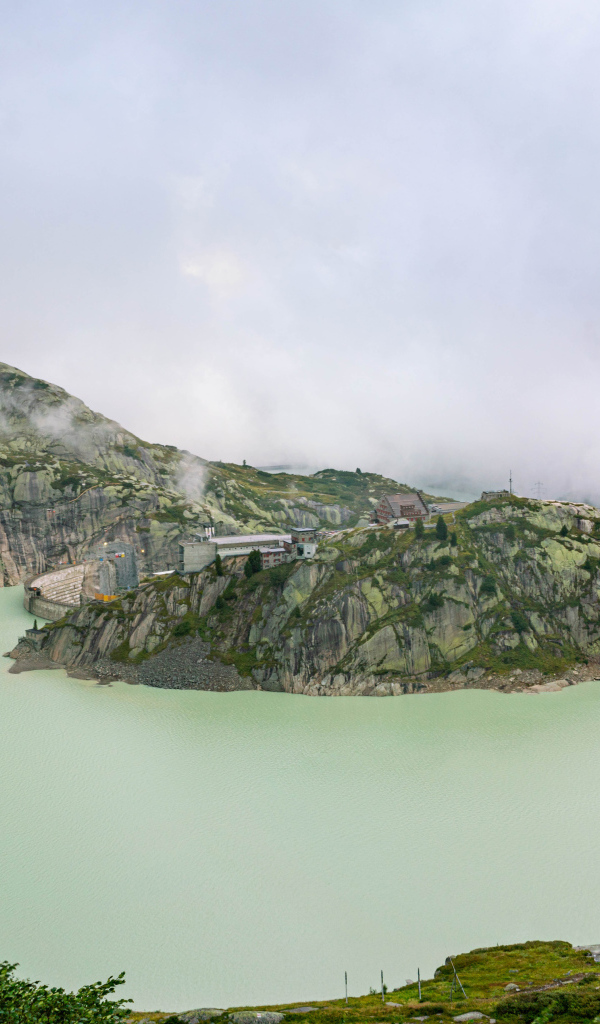 Залив в горах туманным утром,Швейцария