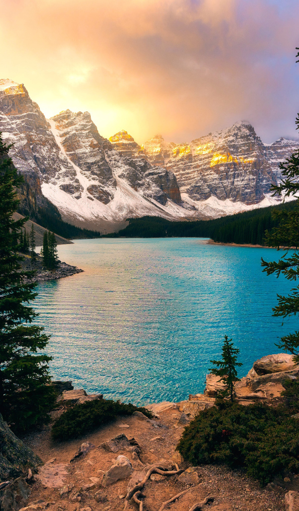 Красивая голубая вода озера Морейн в горах,  Канада