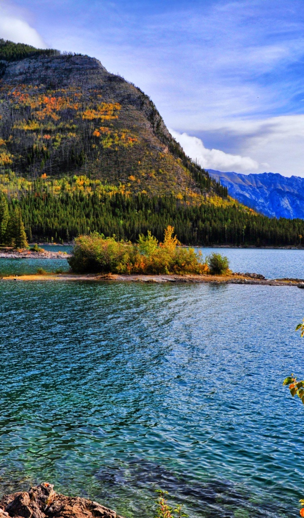 Красивая горная природа под голубым небом у озера