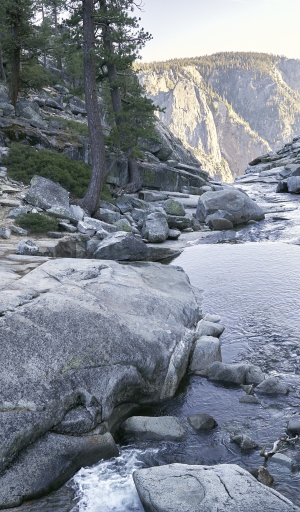 Красивая горная река с каменными берегами