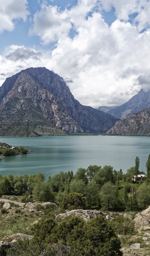 Красивый вид на озеро у гор под небом с белыми облаками