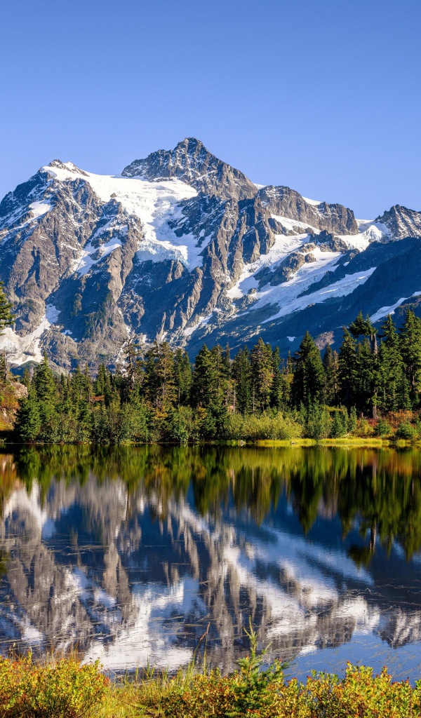 Красивый вид на горное озеро под голубым небом