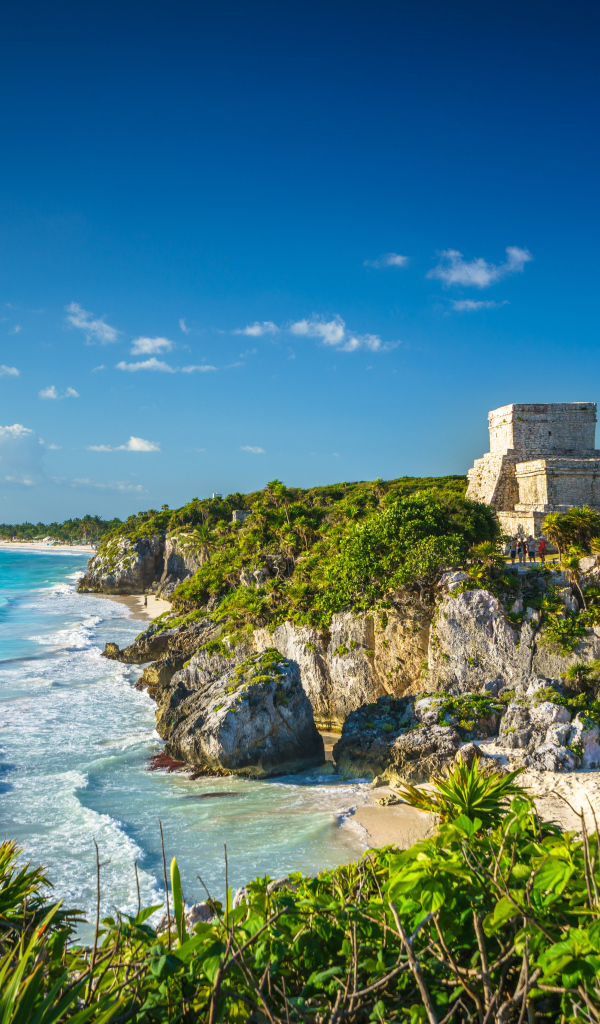 Голубая вода океана на скалистом побережье Мехико 