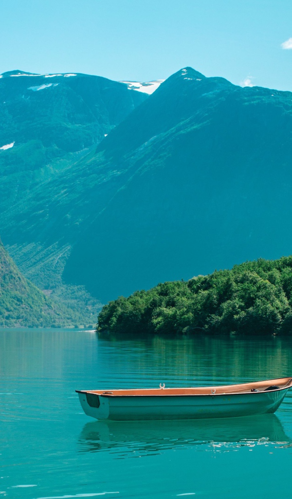 Лодка в воде озера в горах 