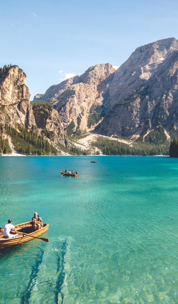 Лодки в голубой воде залива в горах 