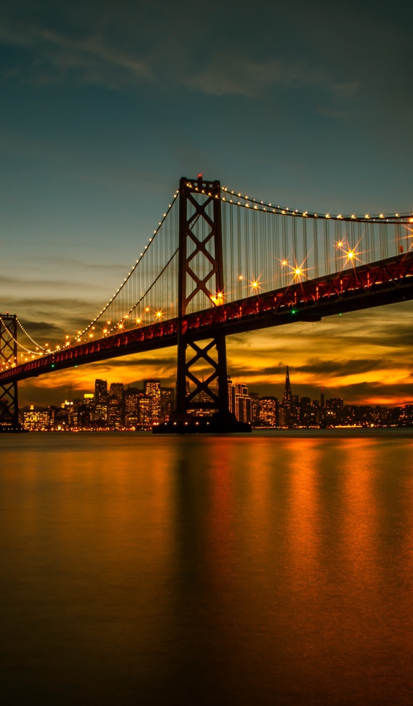 Мост с фонарями ночью над рекой 