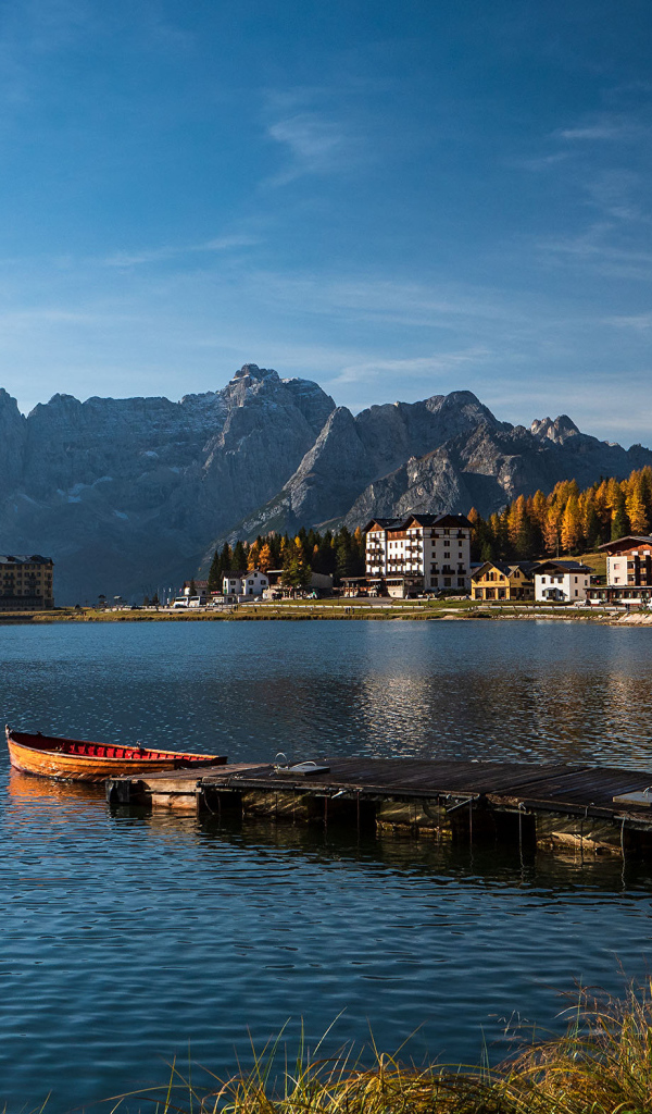 Спокойное озеро в лучах солнца в горах, Италия