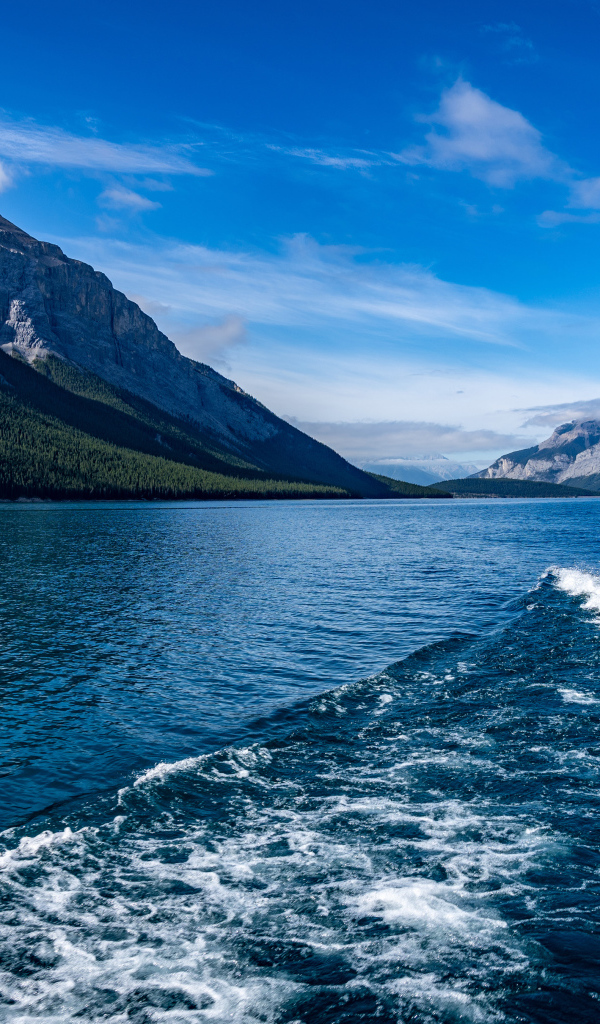 Озеро Минневанка на фоне гор под голубым небом, Канада
