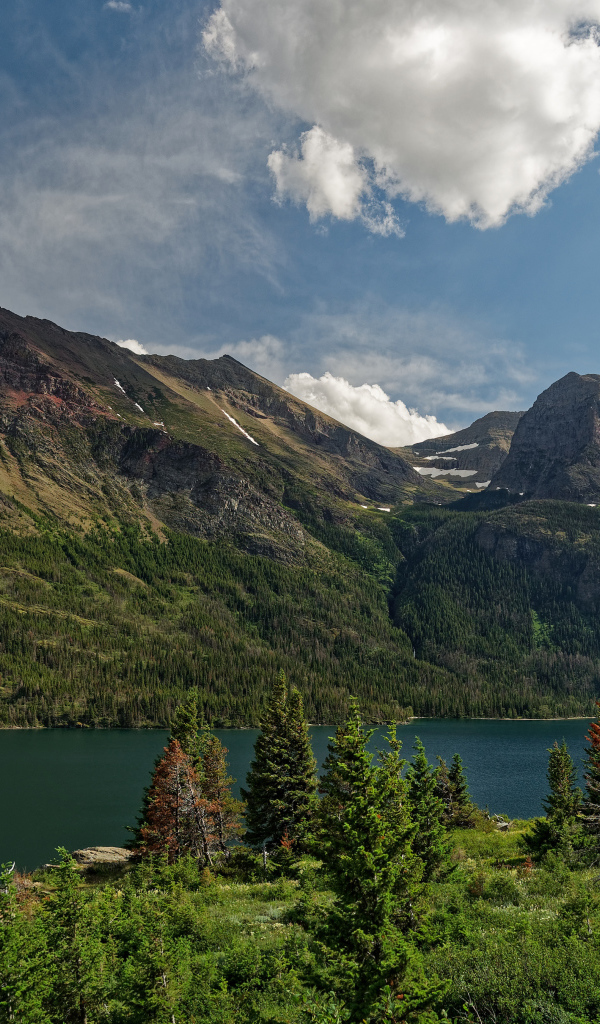 Озеро в живописном парке у гор, США