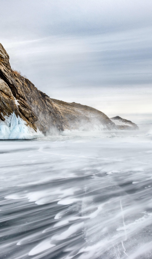 Гора в заледеневшем озере Байкал 