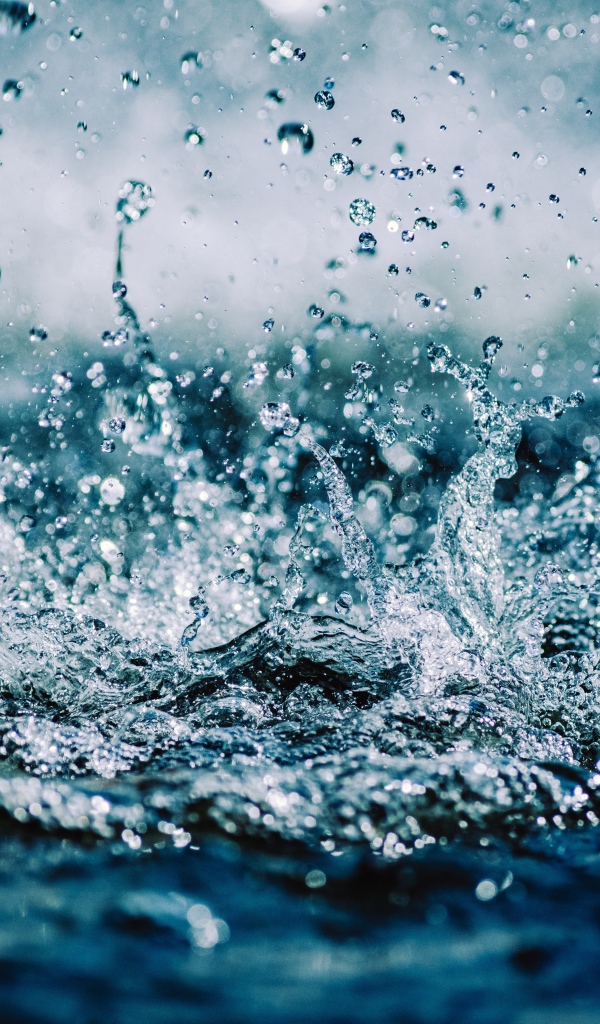 Брызги в чистой воде 