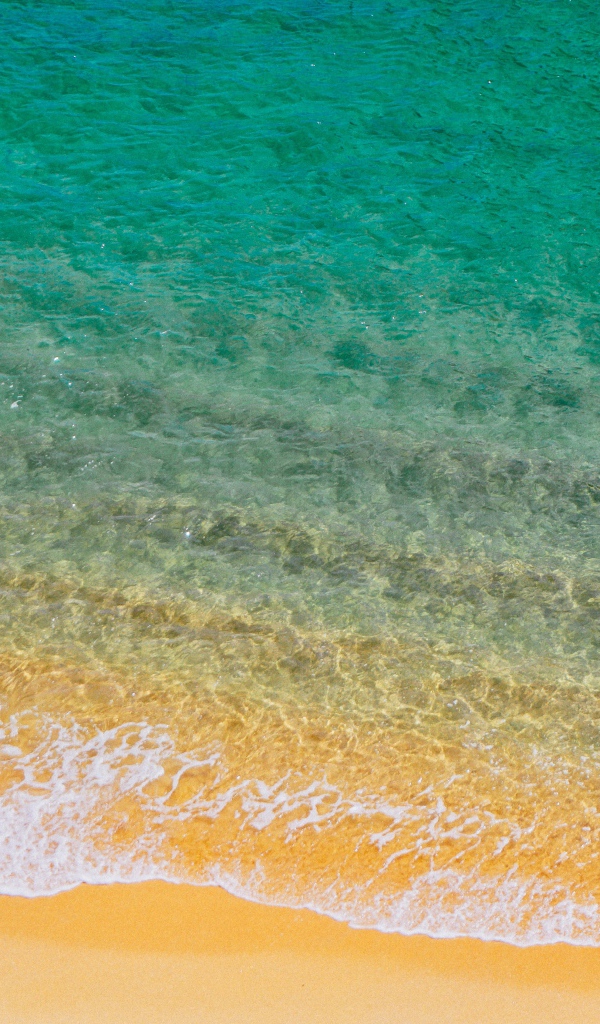 Голубая вода на желтом морском песке