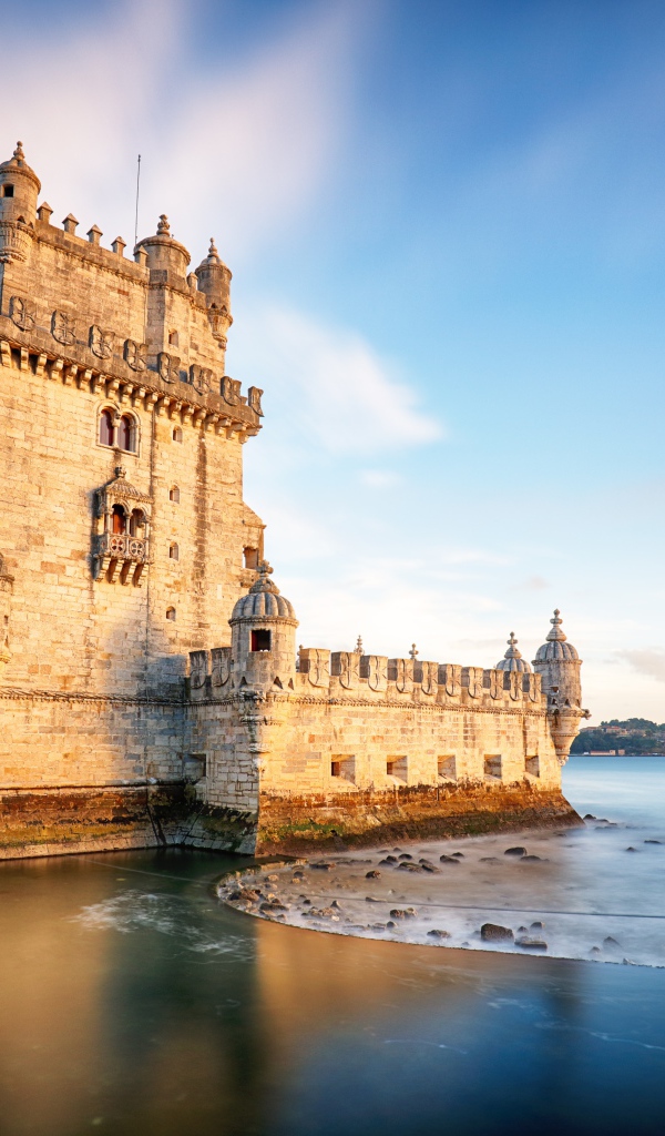 Крепость в море под голубым небом 