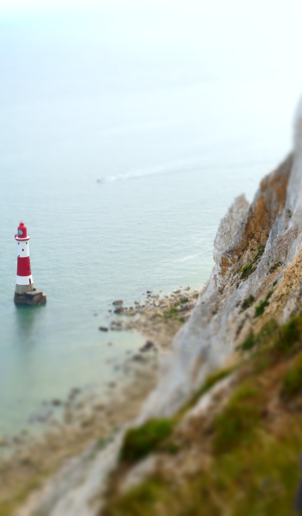 Маяк в воде у утеса в море