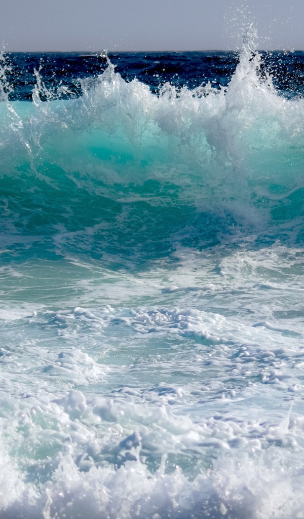 Бушующая голубая морская волна 