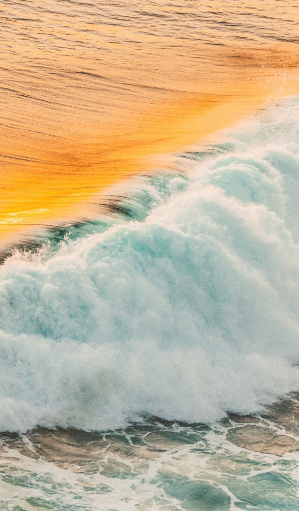 Бушующая белая пена на берегу океана 