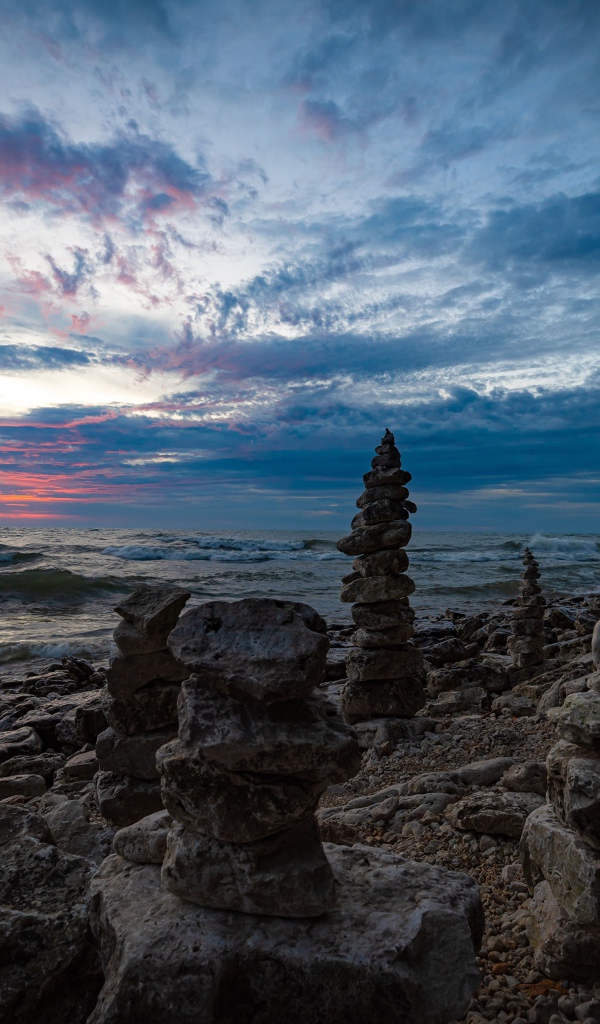 Скульптуры из камней на берегу моря 