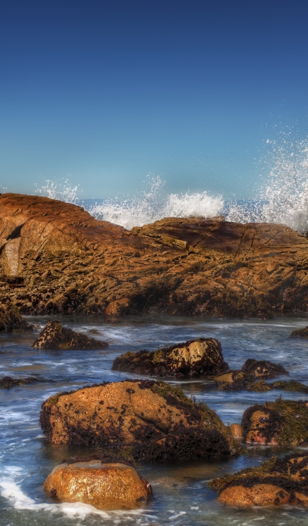 Бурные морские волны бьются об камни 