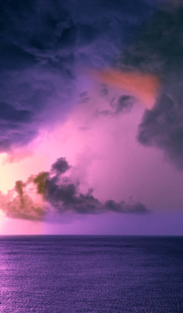 Штормовое небо с черными тучами с молнией над морем