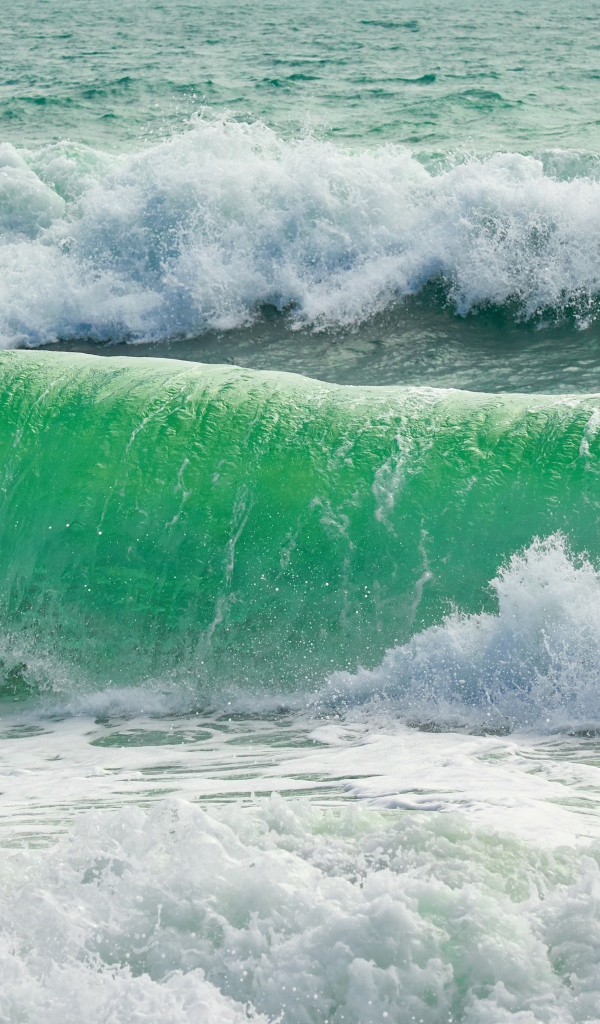 Бушующие белые морские волны 