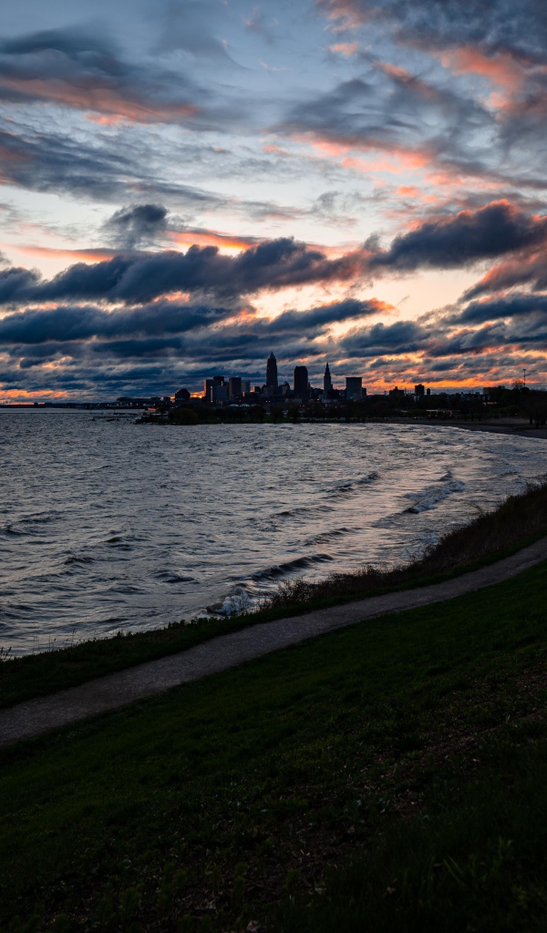 Грозовые облака низко над морем