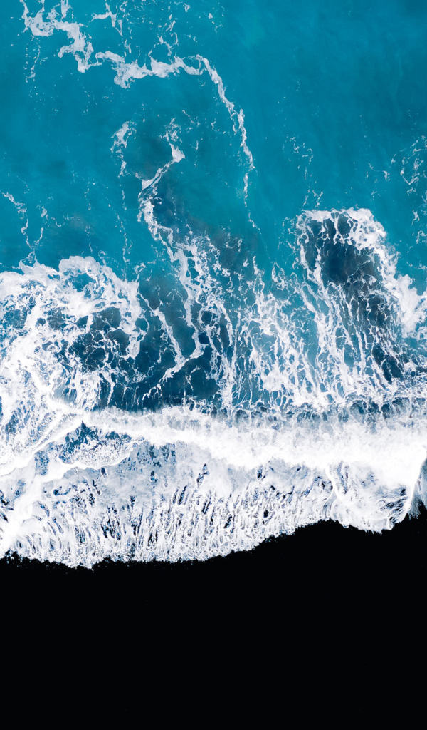 Вид сверху на голубой океан 