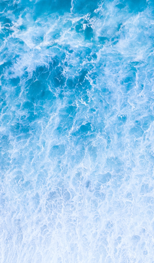 Вид сверху на белые бушующие морские волны 