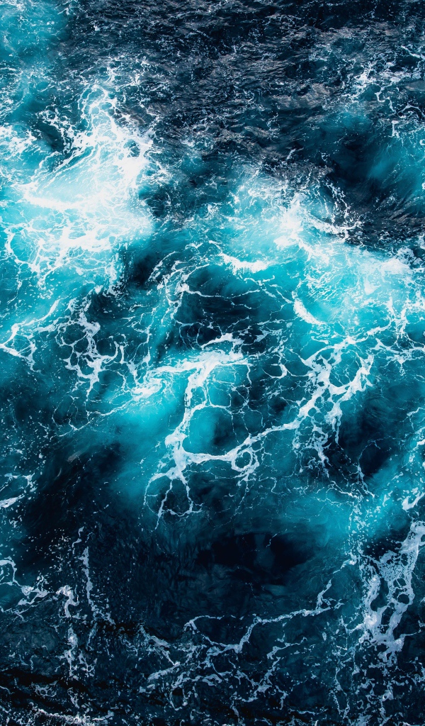 Вид на белые волны в океане сверху