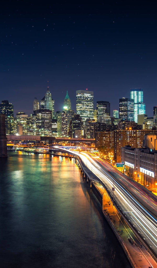 Вид на красивый ночной город у океана 