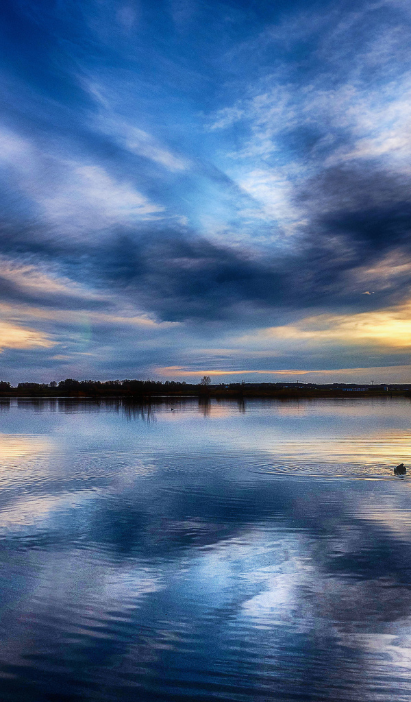 Красивое небо на закате отражается в озере