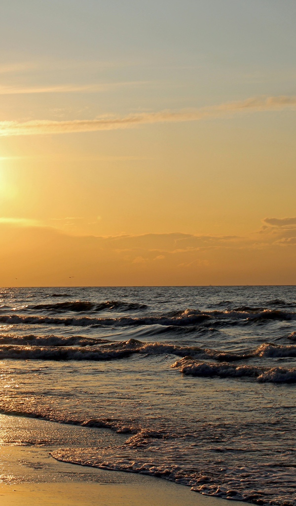 Закат яркого летнего солнца над морем
