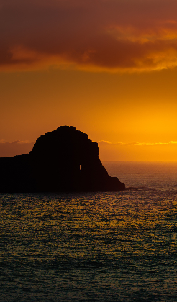 Скалы в море на закате солнца  