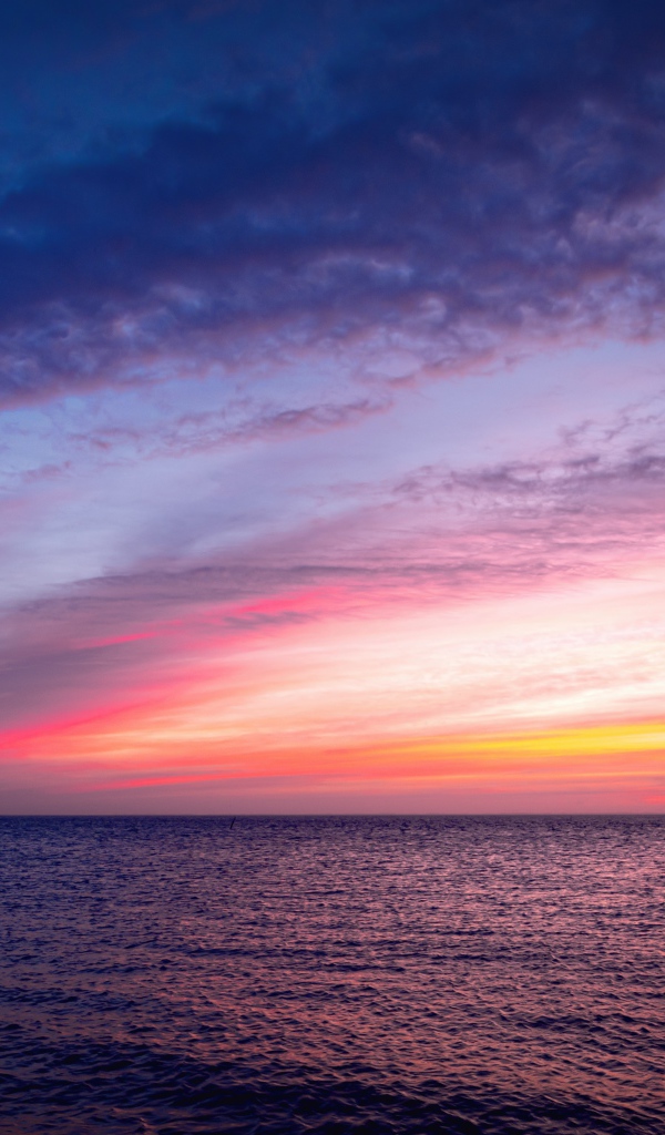 Бескрайнее спокойное море на закате солнца