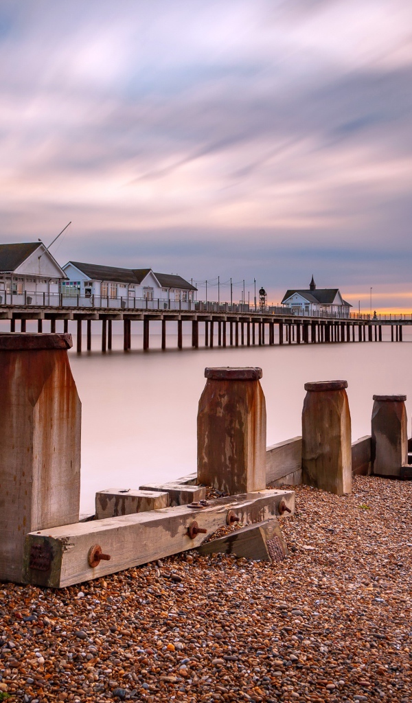 Дома на мосту в спокойной море на закате 