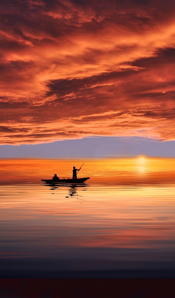 Низкое красное небо над морем на закате 