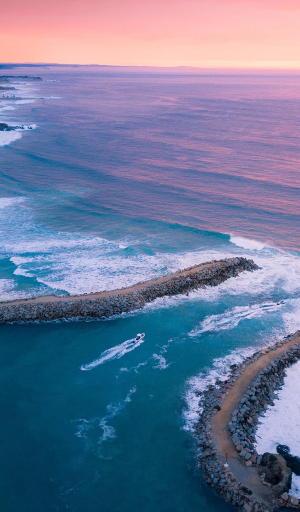 Розовый закат над океаном