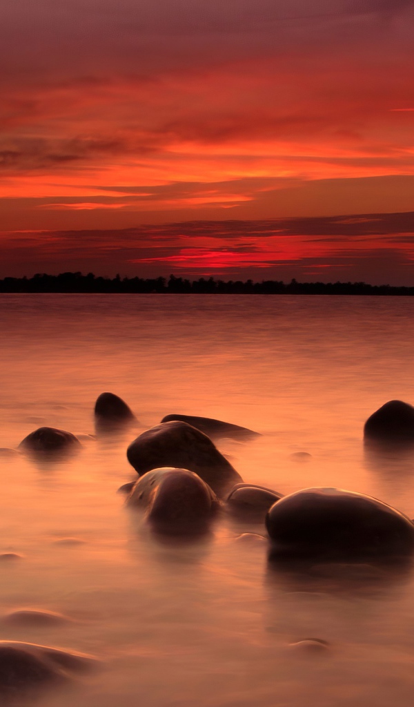 Камни в речной воде на закате солнца 