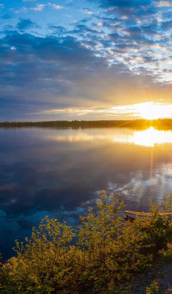 Закат солнца в небе над спокойным озером