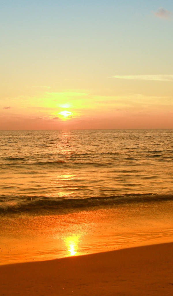 Закат солнца в небе над морем летом 