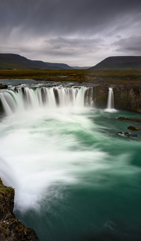 Пасмурное небо над водопадом 