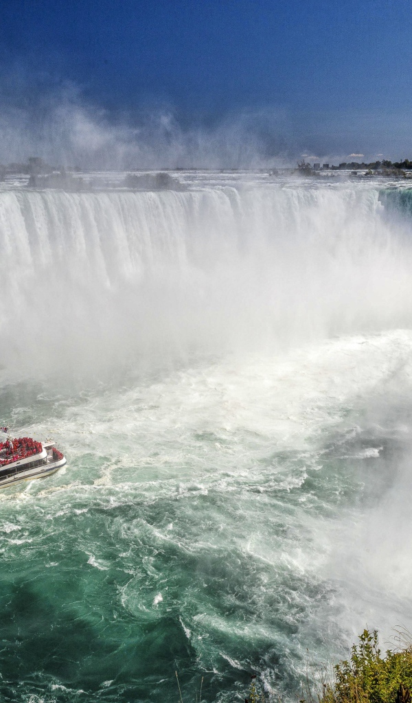 Огромный бушующий водопад Виктория
