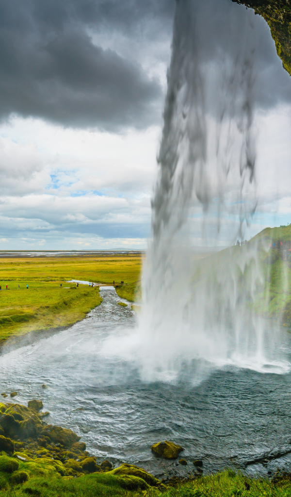 Водопад в Исландии стекает со скалы 