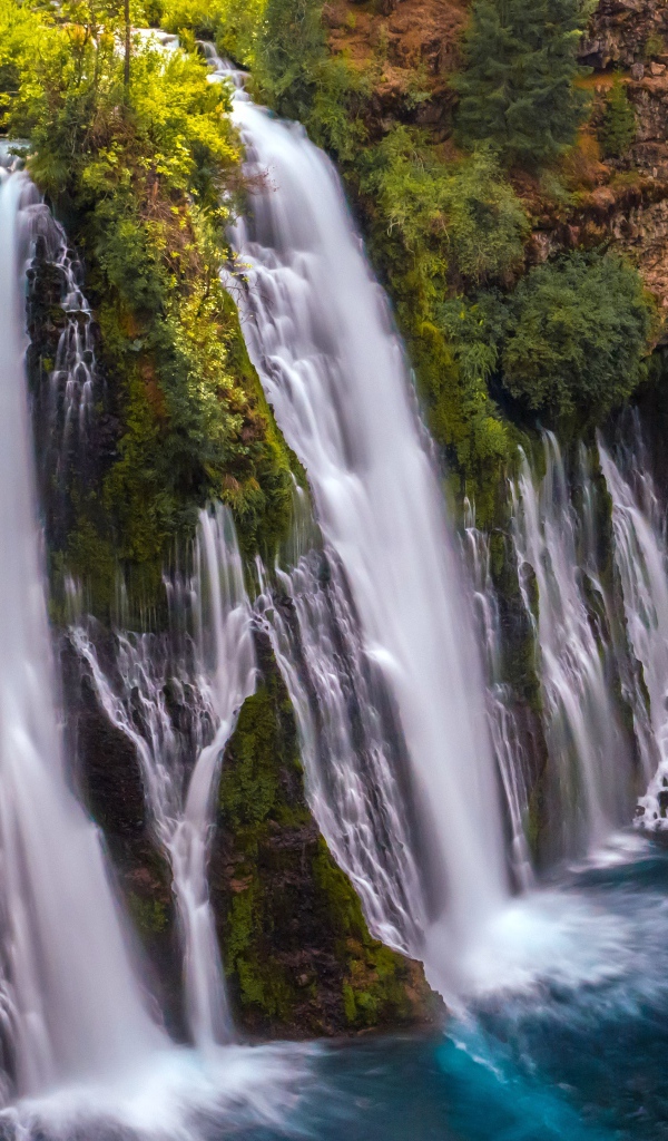 Быстрый водопад стекает с утеса, Калифорния