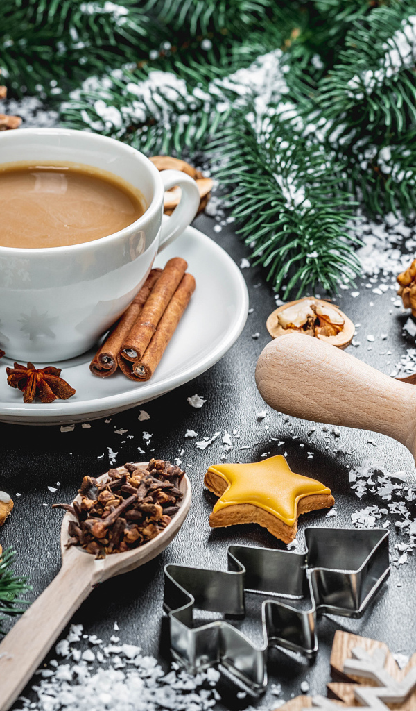 Чашка горячего какао на столе  еловыми ветками и орехами