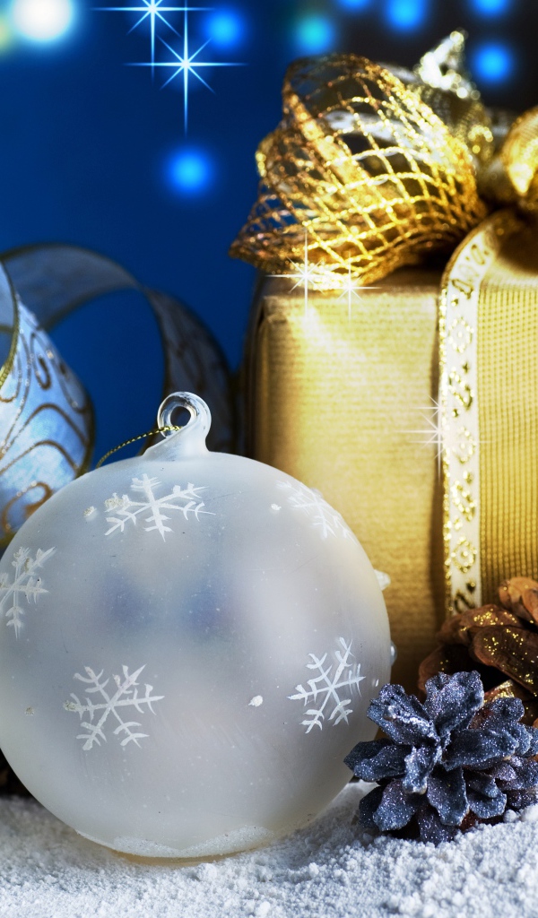 Красивые елочные игрушки и подарок крупным планом