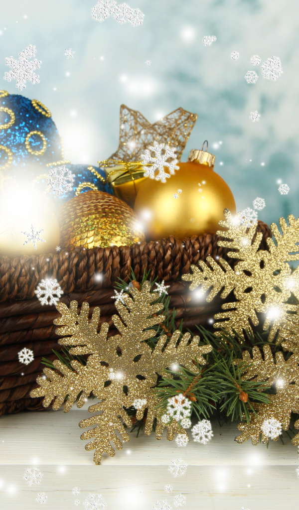 Красивые елочные игрушки в корзине на Новый год 2021