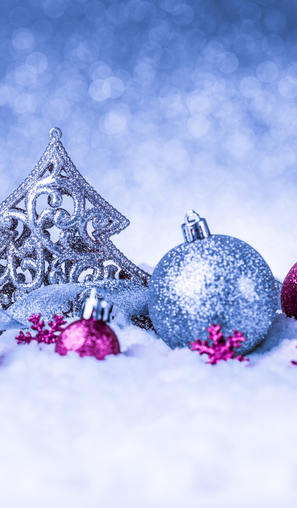 Красивые новогодние игрушки на снегу, фон для открытки 